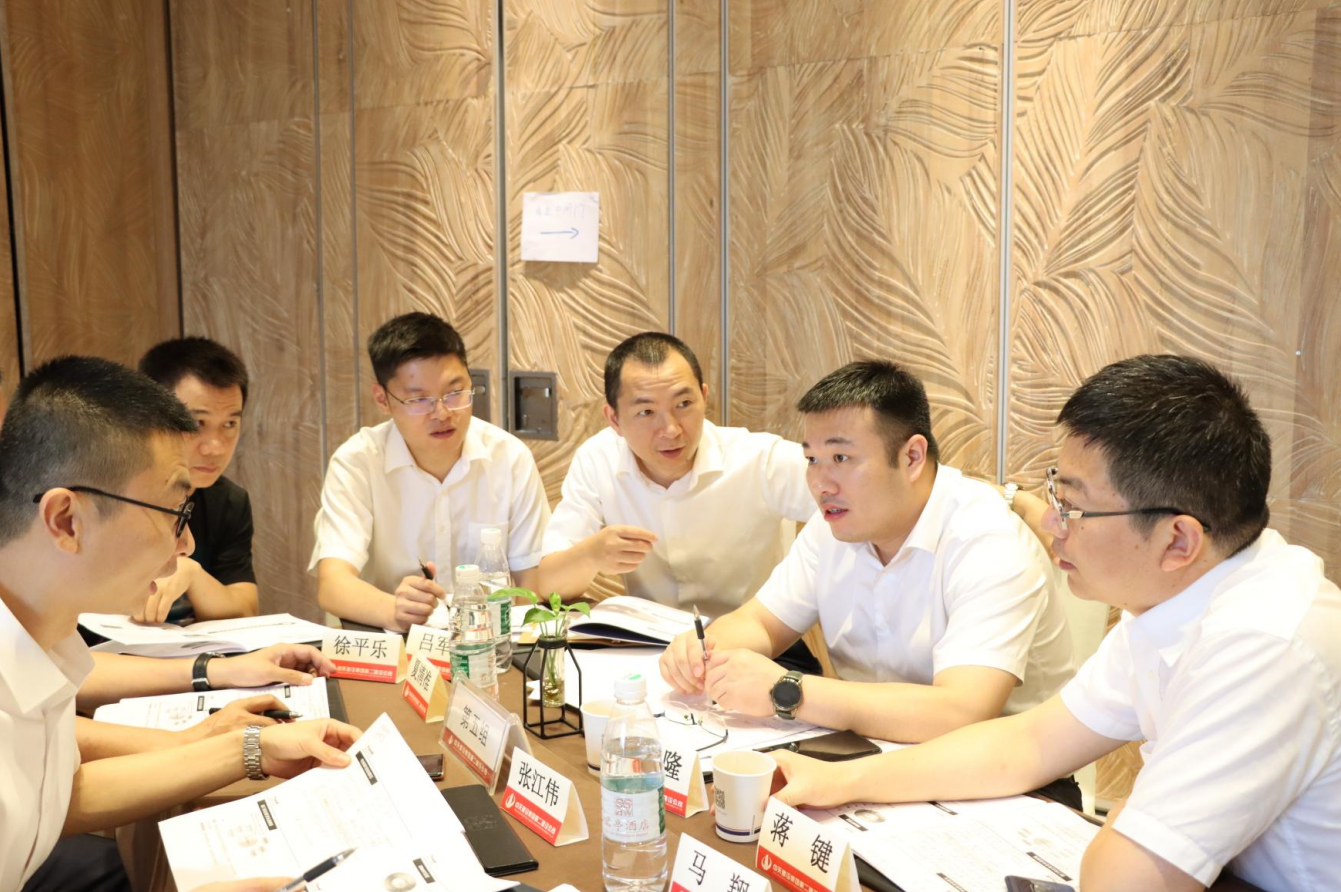 2021年6月25日-26日，PG二建组织开展了2021年中高层主管执行力培训。本次培训特邀清华、北大、上海交大总裁班讲师，中国企业家协会特聘高级讲师许晋老师进行授课。